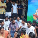 విద్యాబుద్ధులు నేర్పిన గురువును సన్మానించిన పూర్వ విద్యార్థులు