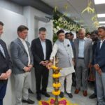 Alphores నరేందర్ రెడ్డి నుదుట వీరతిలకం దిద్ది స్వీట్ తినిపించిన ఆయన సతీమణి వనజారెడ్డి