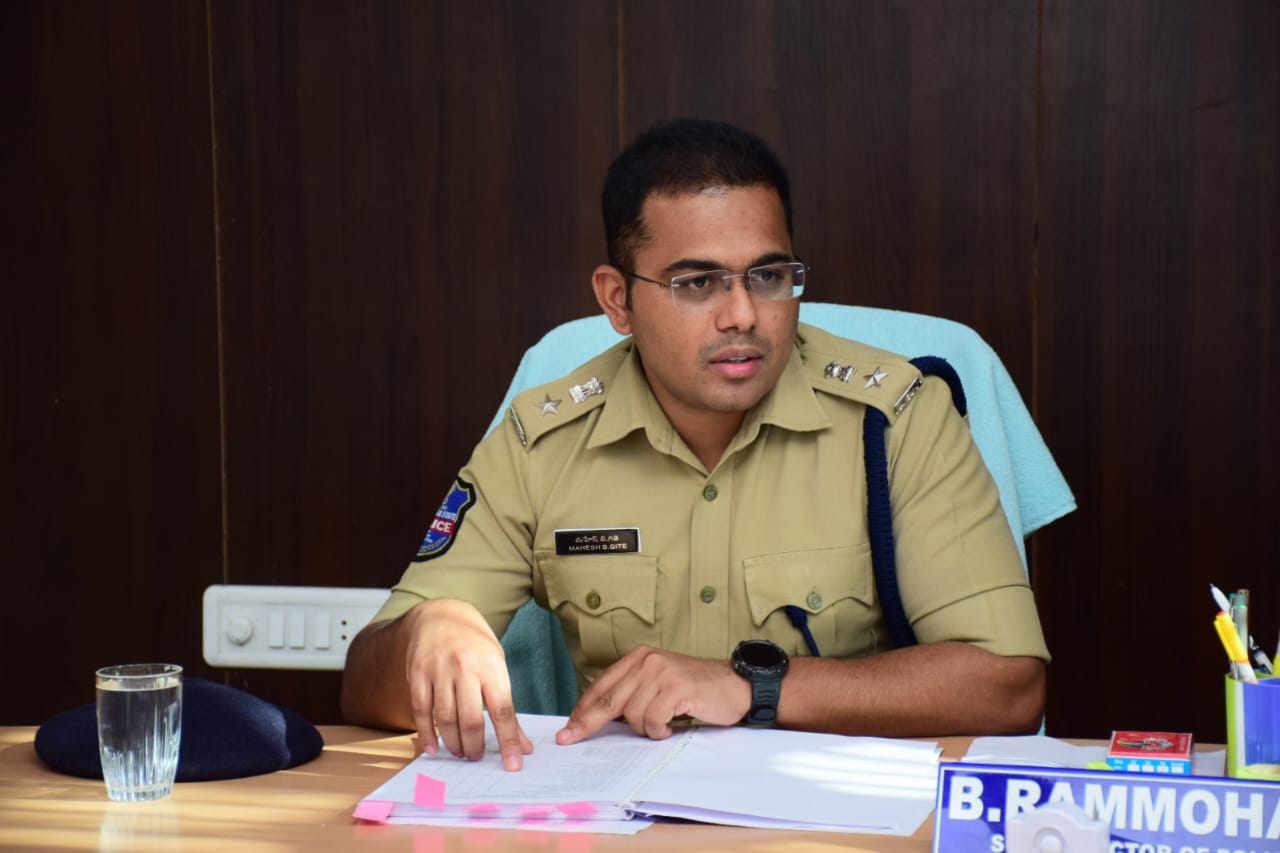 కుక్కకాటుకు గురైన బాలికకు కలెక్టర్ సందీప్ కుమార్ ఝా పరామర్శ