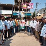 అగ్ని ప్రమాద బాధిత కుటుంబానికి కలెక్టర్ సాయం..