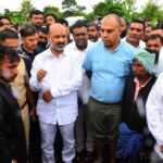 గర్భీణి స్త్రీని జెసిబి సాయంతో వాగు దాటించిన గ్రామస్థులు